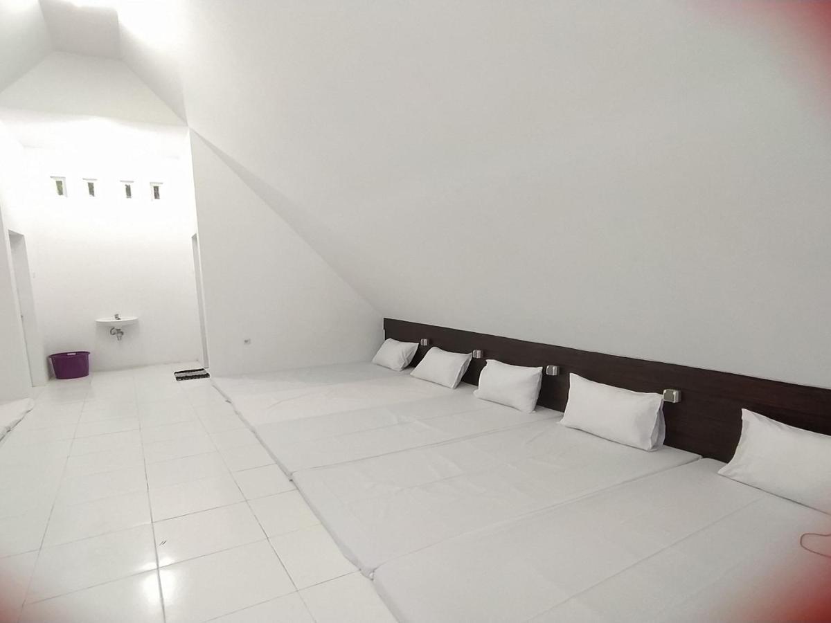Seger Nusantara Hostel Kalisat ภายนอก รูปภาพ