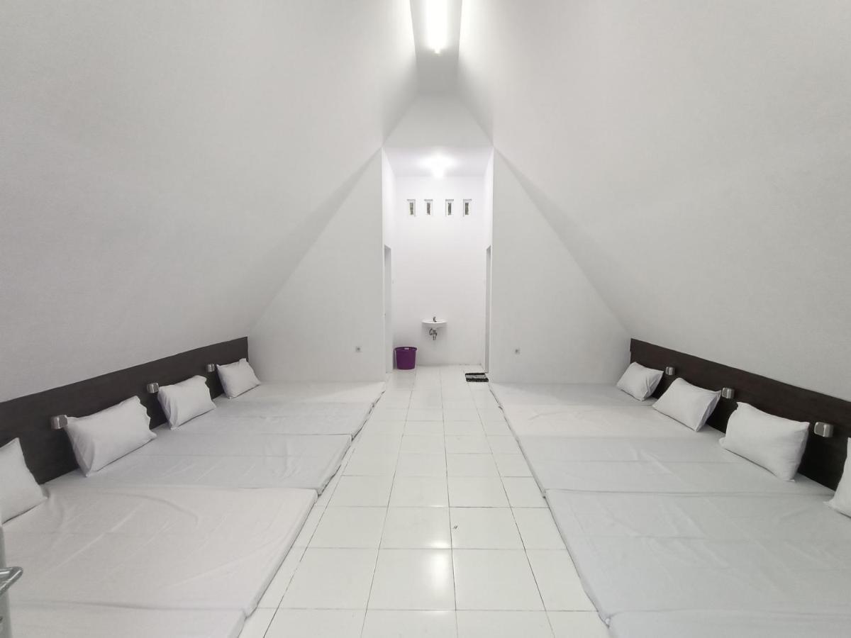 Seger Nusantara Hostel Kalisat ภายนอก รูปภาพ