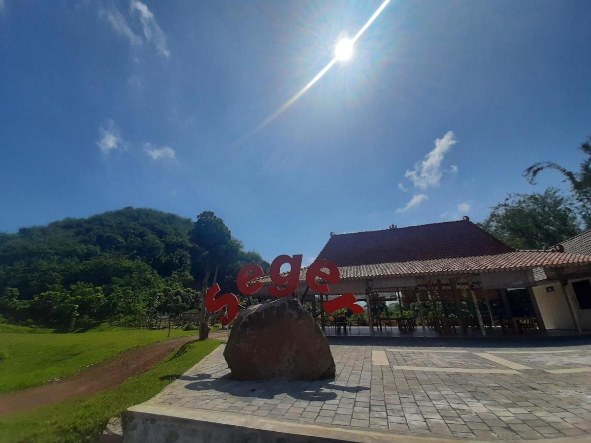 Seger Nusantara Hostel Kalisat ภายนอก รูปภาพ