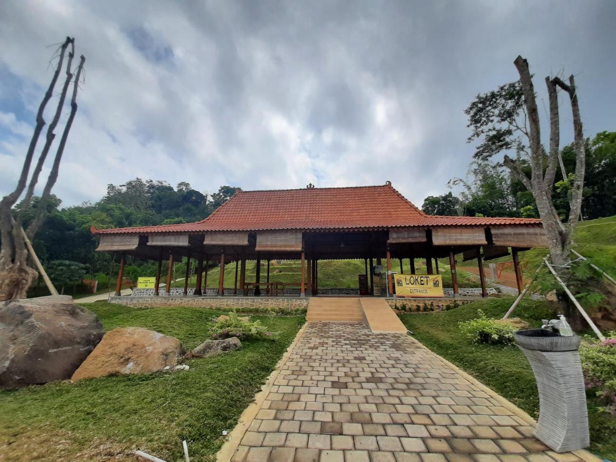 Seger Nusantara Hostel Kalisat ภายนอก รูปภาพ