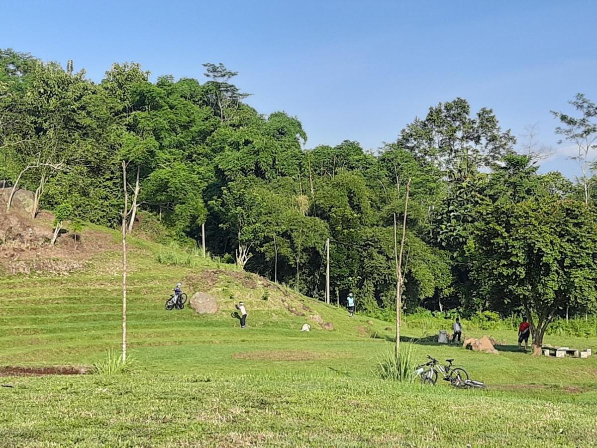 Seger Nusantara Hostel Kalisat ภายนอก รูปภาพ