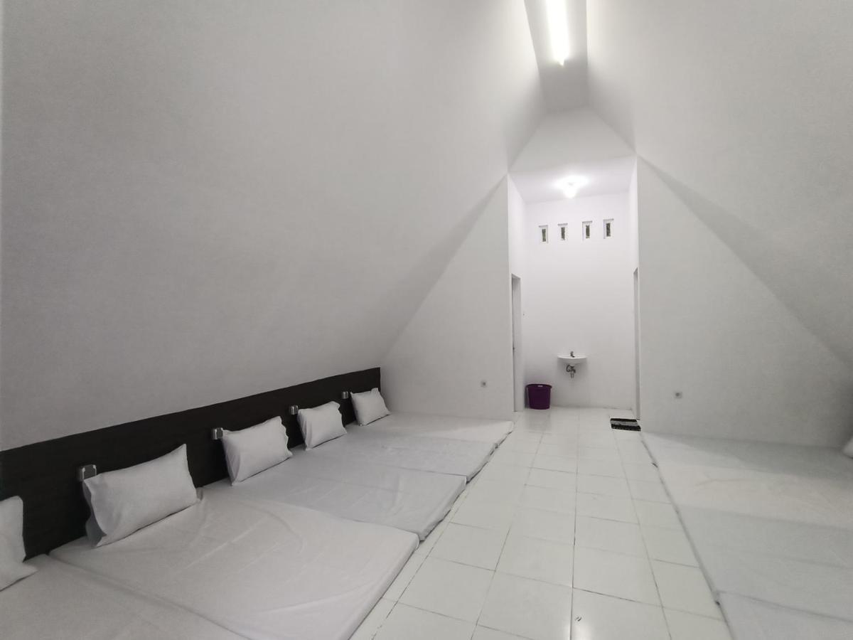 Seger Nusantara Hostel Kalisat ภายนอก รูปภาพ