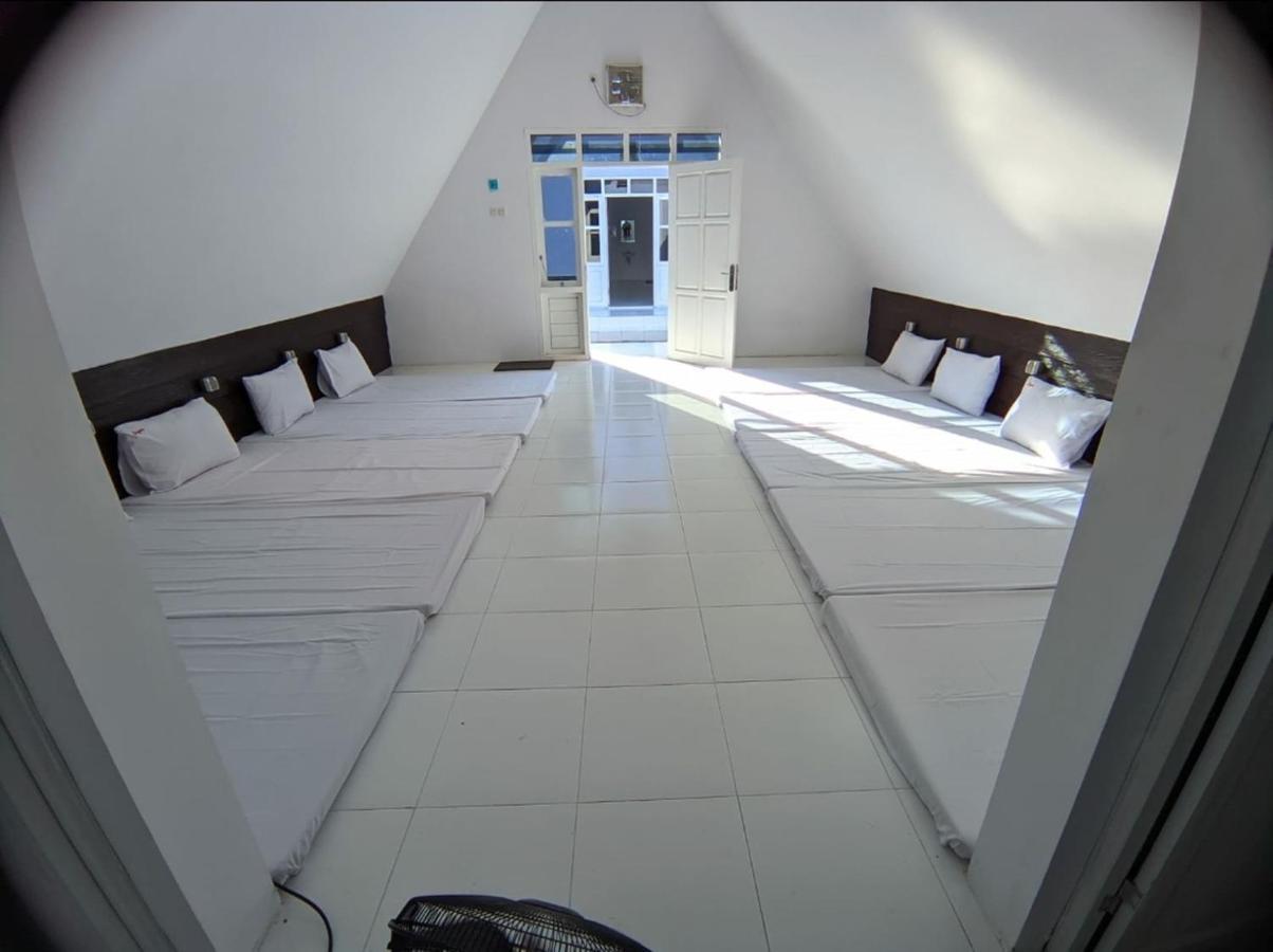 Seger Nusantara Hostel Kalisat ภายนอก รูปภาพ