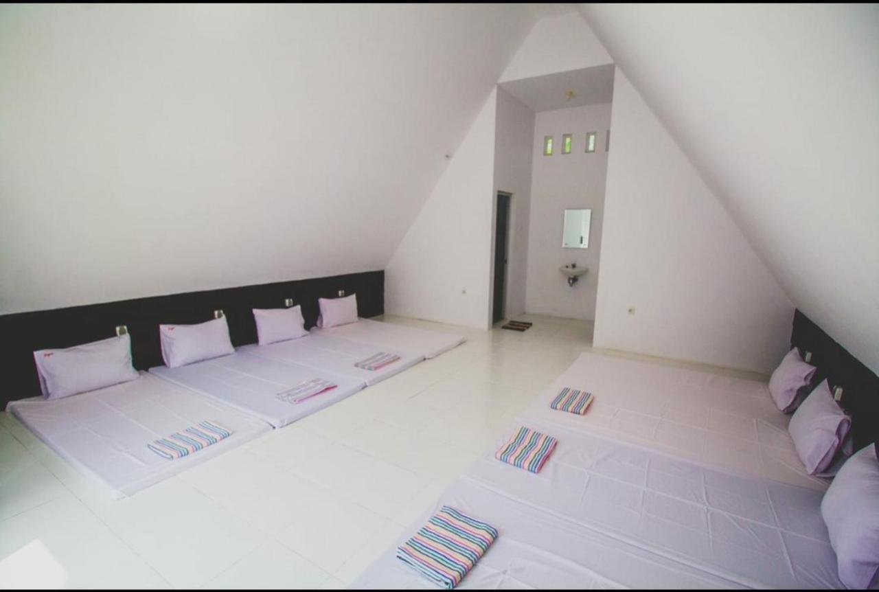 Seger Nusantara Hostel Kalisat ภายนอก รูปภาพ